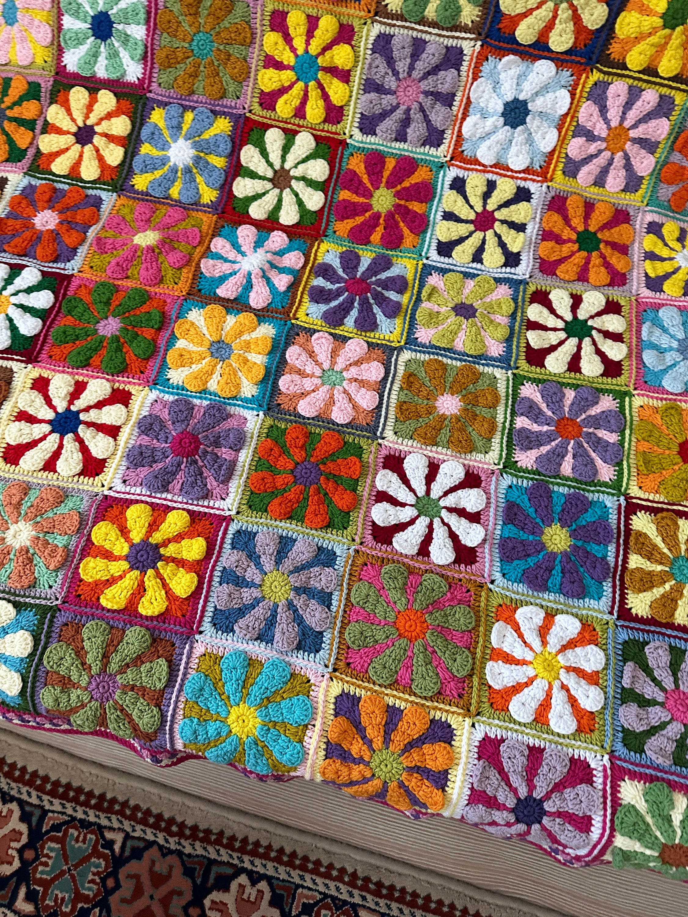 Handmade Crochet Daisy Bedspread: Vintage Floral Granny Squares Blanket for a Cozy and Elegant Home Decor